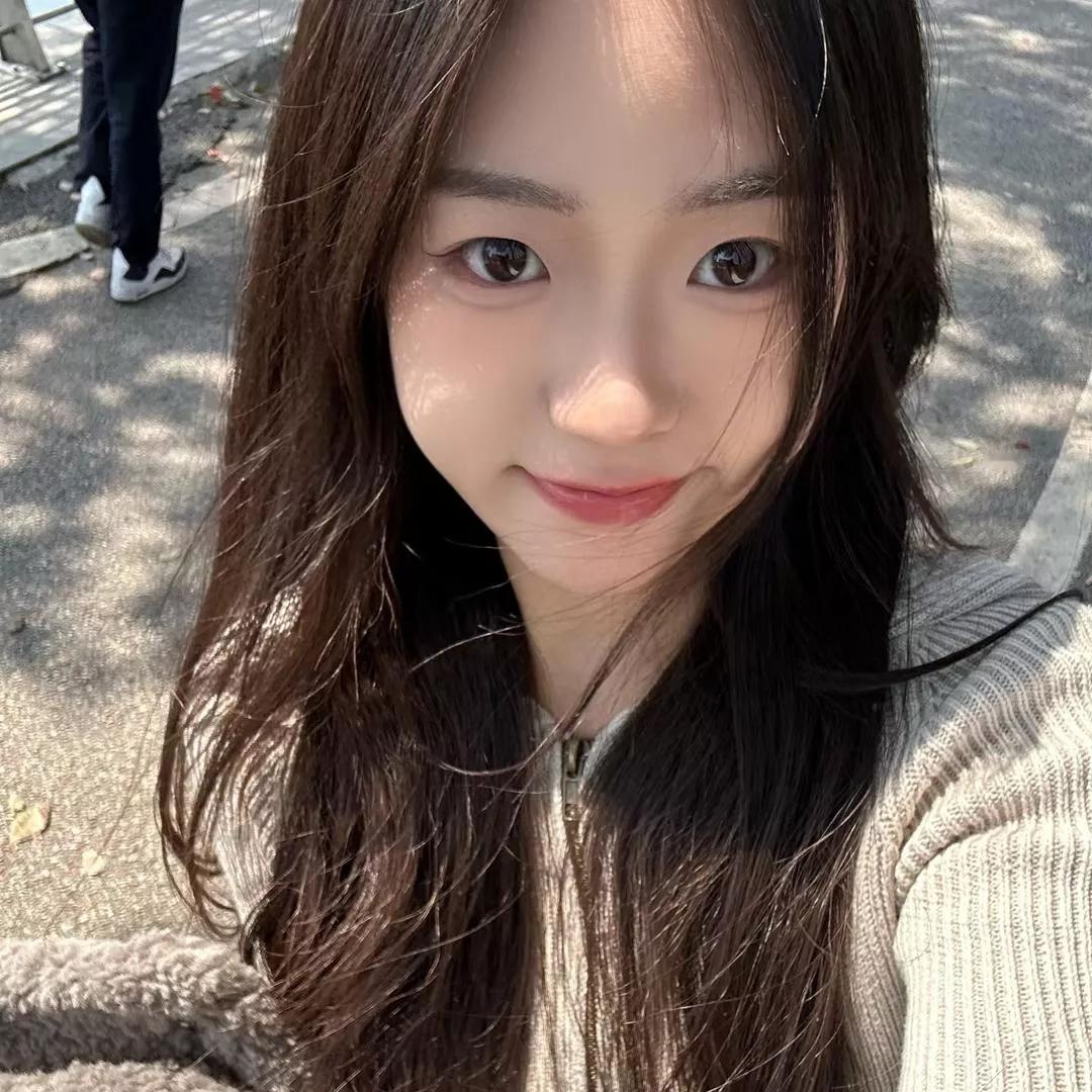 阳光明媚的午后，少女在公园里自拍，笑容甜美，元气满满！自然美少女自拍 精致少女自