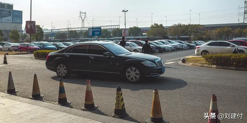 新能源车横堵马路中间 车主下车吃饭 新能源车横在马路中间，车主却下车吃饭去了，这