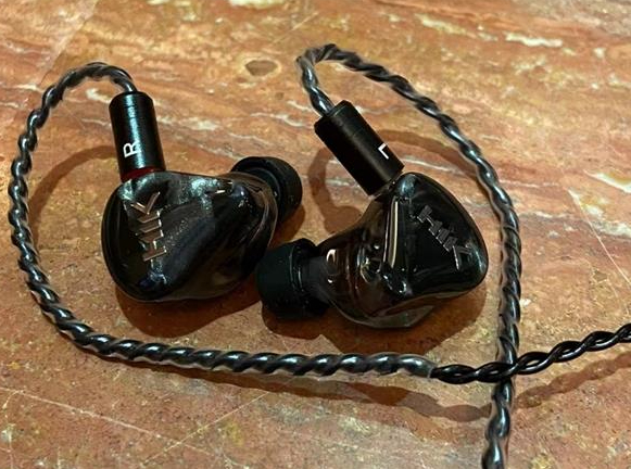 【老古董翻红！有线耳机穿搭爆火：不用充电无需配对】据媒体报道，近来“有线耳机穿搭