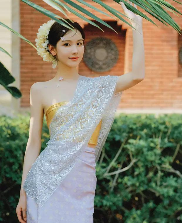分享娱乐[超话]分享娱乐 陈都灵穿民族风长裙秀婀娜身材 ，盘发簪花造型优雅明媚 