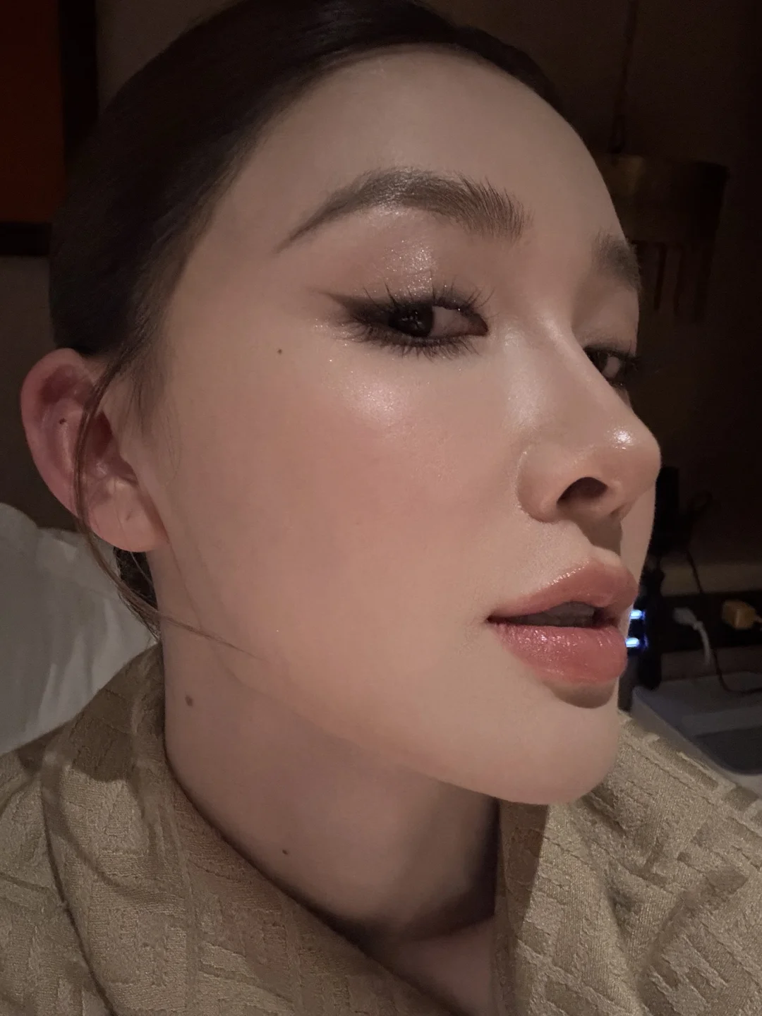 带妆12小时了 兑个脸睡了