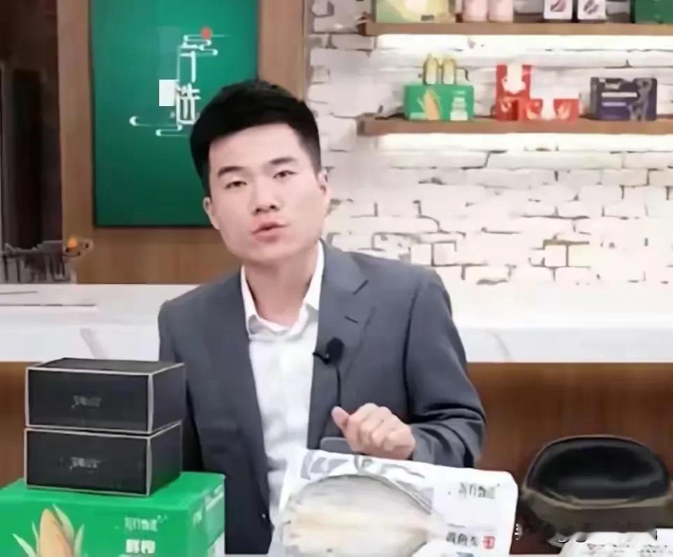今天看到宇辉讲述西装的故事后，特别感动。这是一位英雄的母亲给宇辉寄来两套西装，她
