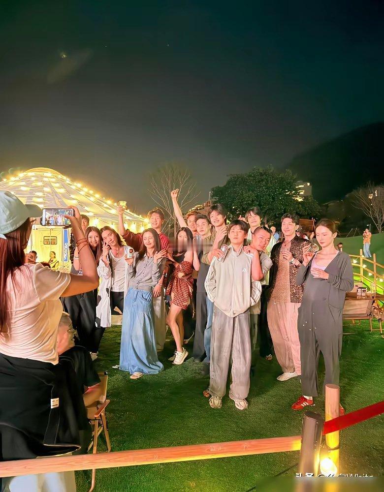 金晨被粉丝踢出剧组，扭头就去了三亚。 原定和黄景瑜拍戏，一个跨越3000公里的爱