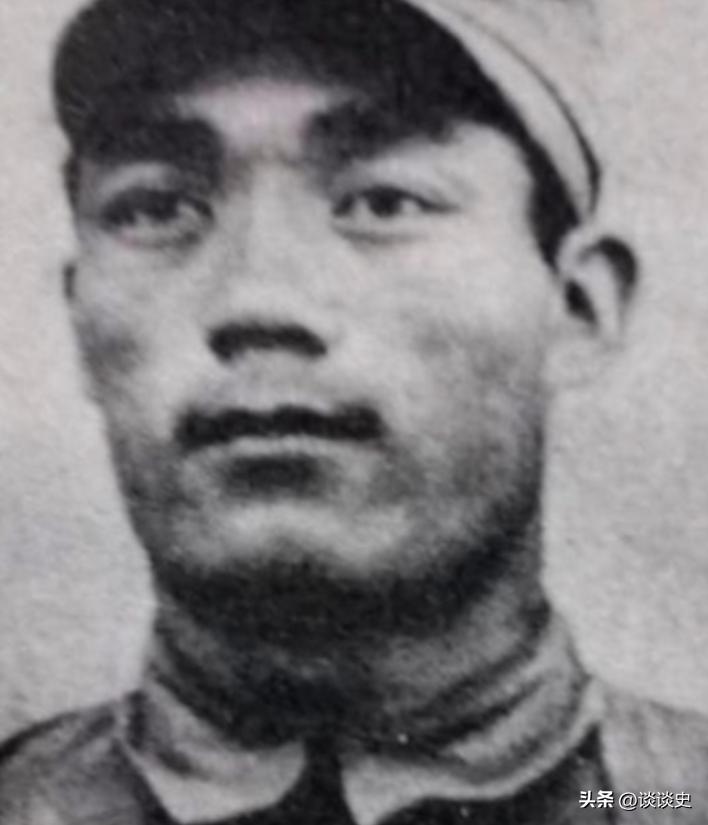 1952 年开城前线，三八线战事僵持。美军依托充足物资，在阵地外围布设海量地雷、