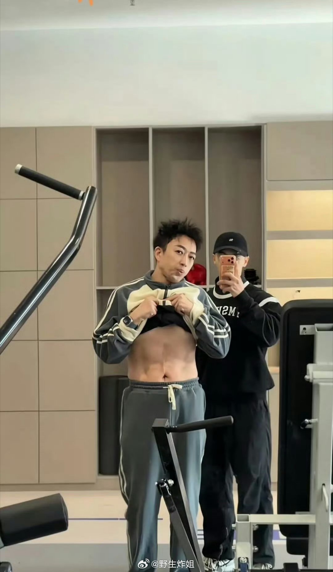 哦豁，真的是大千世界无奇不有啊，于正都开始晒自己的腹肌照片了，这身材管理的好像比