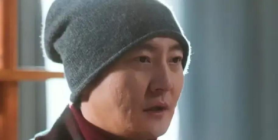 他花168万买回老宅，就为擦掉门上三道疤。
 
不是剧情需要，是主演刘钧的即兴发