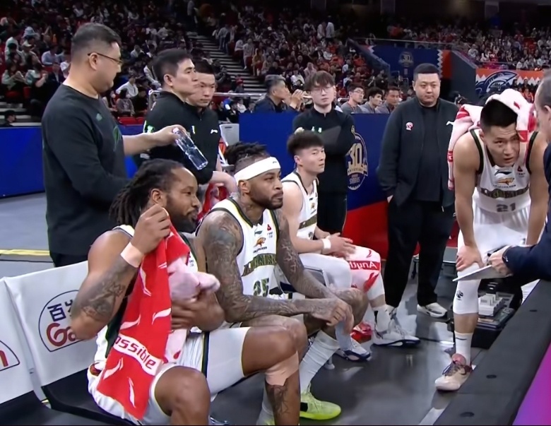 威尔斯真的打不了季后赛，常规赛可以。下赛季裁掉吧。cba辽宁男篮