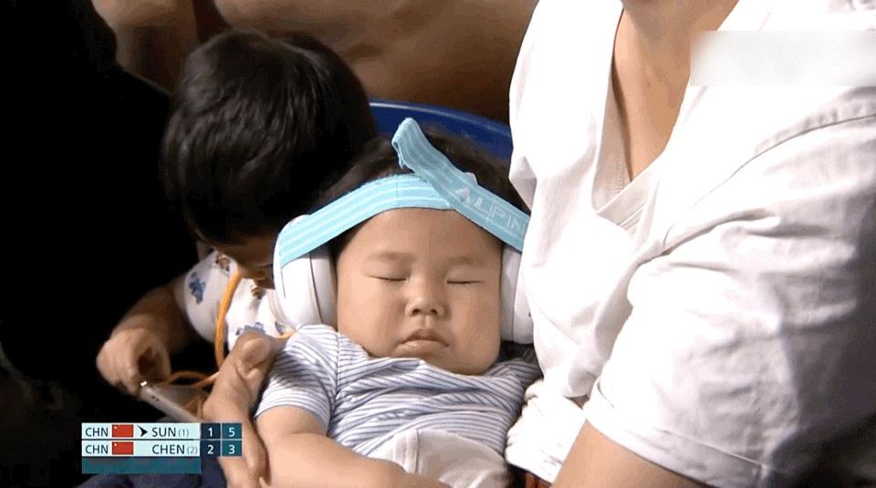 观众席上的小宝宝 超绝松弛感 ​​​