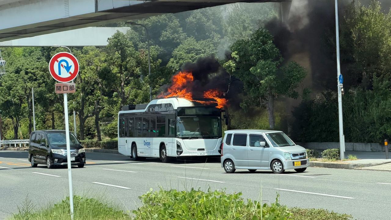 今（31）日，日本大坂首款国产电动巴士起火，暂无人员伤亡，附近的铁路一度受影响停