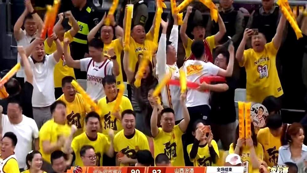 90-90平，球砸框而出，所有人都以为要进加时了。

CBA季后赛，卫冕冠军广厦