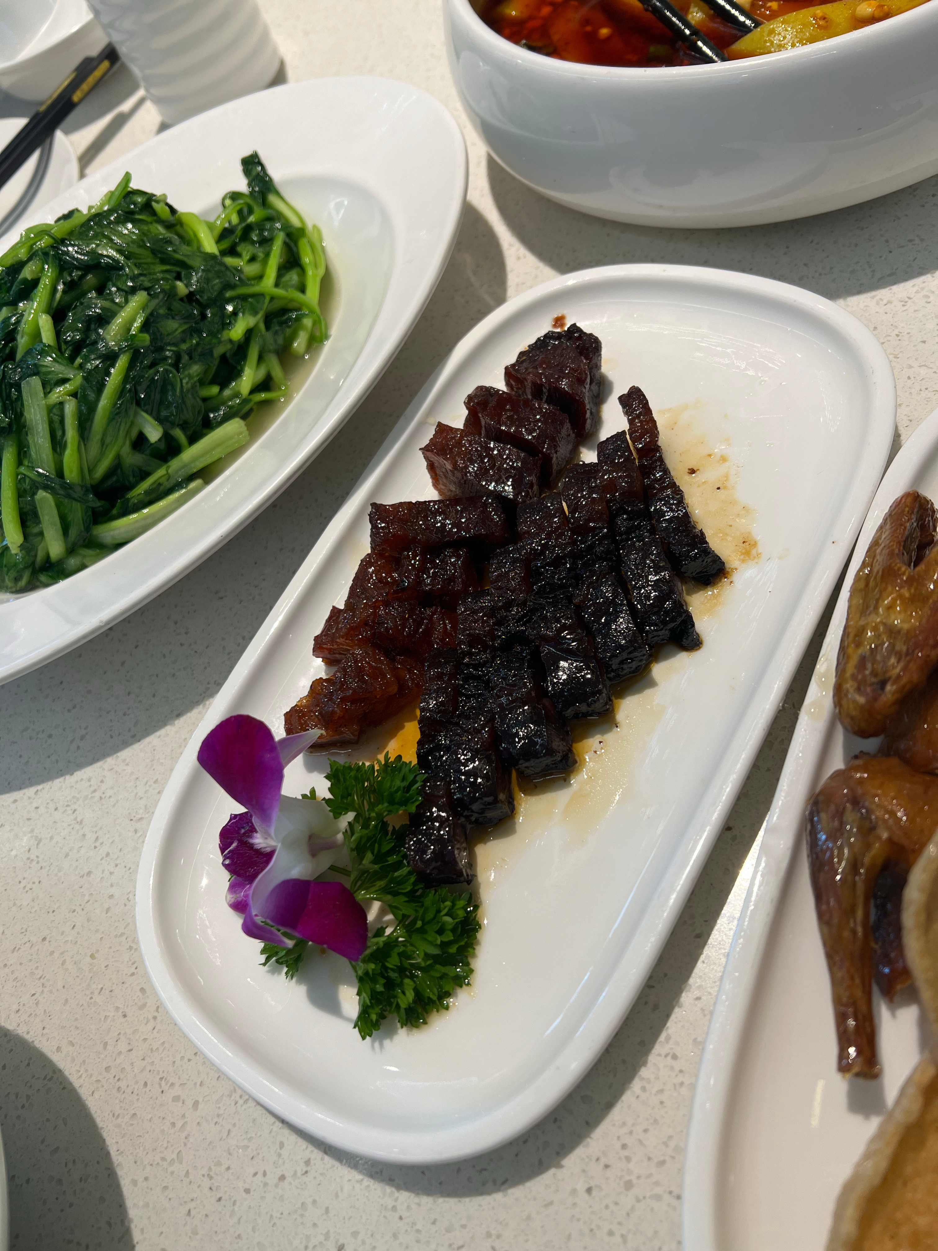 昨天在银川居然吃到了肥牛叉烧，口感还是没有猪肉好，瘦肉部分有点硬，用牛筋替代了肥