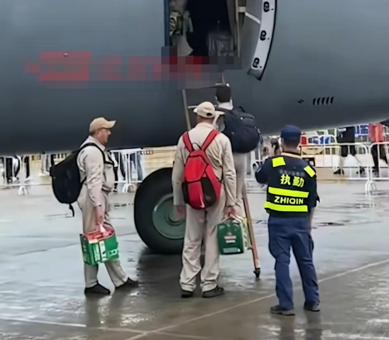 中国单方面免签不存在吃亏既能让他们亲眼看看咱真实的中国，看到我们的强大，我们还能