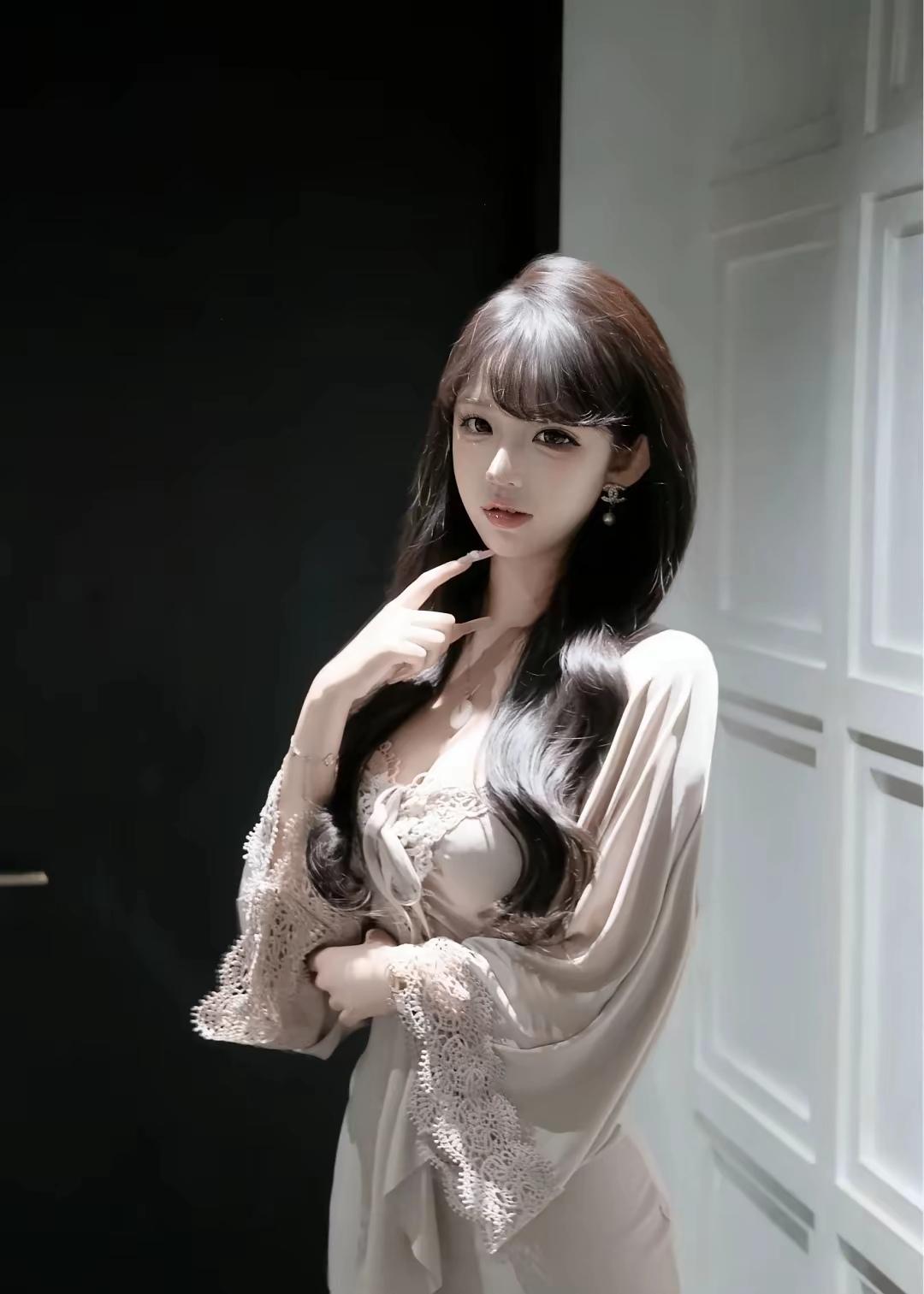 优雅黑发少女，轻抚发丝，散发迷人魅力