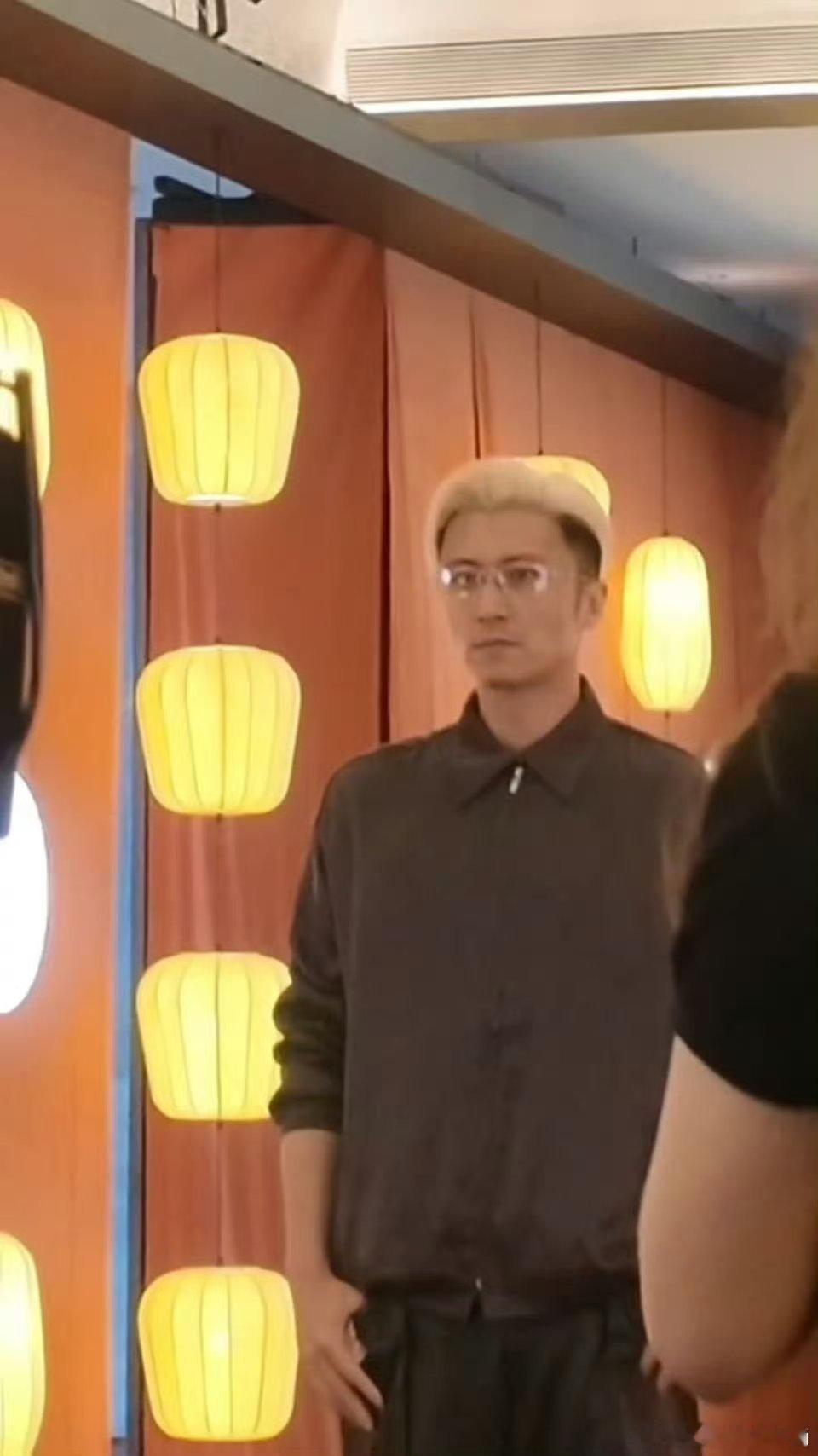 泉州偶遇谢霆锋 谁懂在泉州偶遇新鲜霆锋的快乐！生图直出颜值超能打，浅金发色亮眼吸