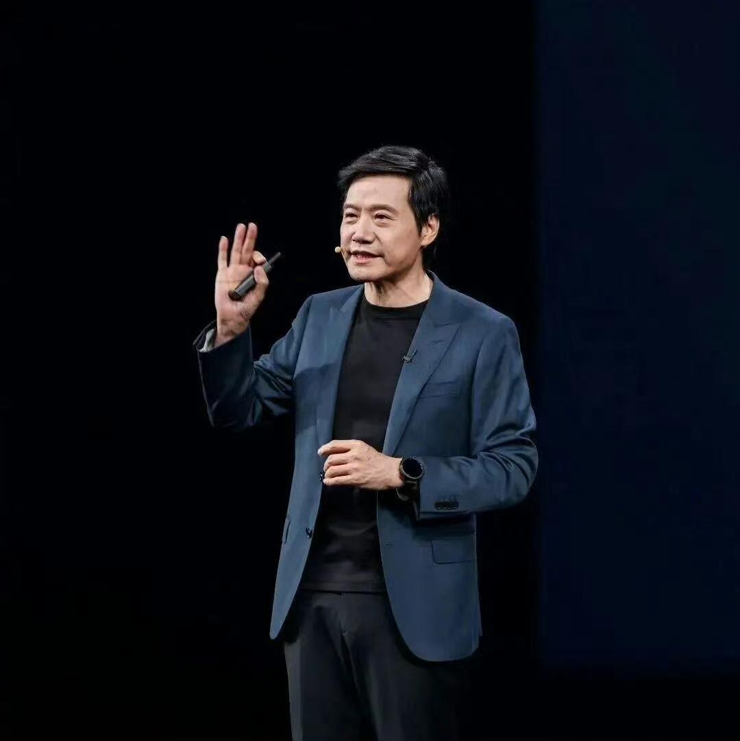 金山云在港交所发布公告，宣布公司非执行董事雷军因需专注于其他事务，已辞去在金山云