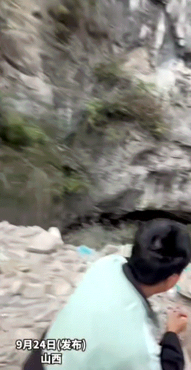 山西，一妈妈在网上晒出，自家儿子用弹弓加鞭炮清理山腰上马蜂窝的一幕，因实在太解压