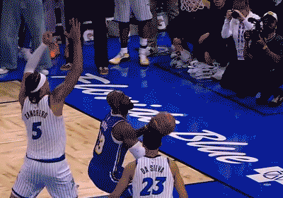 看这动图，我直接气笑了！
 
詹姆斯在边线接球准备出手，魔术两名防守者扑上来，其