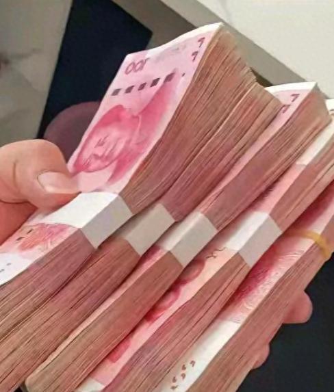 浙江一个老头，拆迁分了 450 万，把三子女叫回来分钱。大儿子说不要，二女儿也说