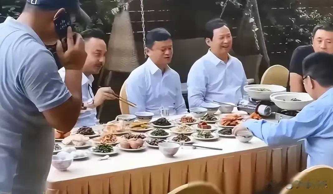 近日，马云在家中请朋友们吃饭，桌上摆满了各种菜品，琳琅满目，荤素搭配，有种满汉全
