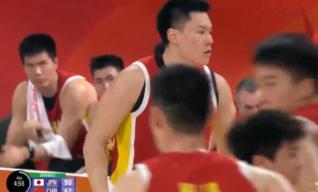 哈珀三分5中4拿到14分男篮亚运会半决赛，中国男篮对阵日本男篮的比赛正在进行中。