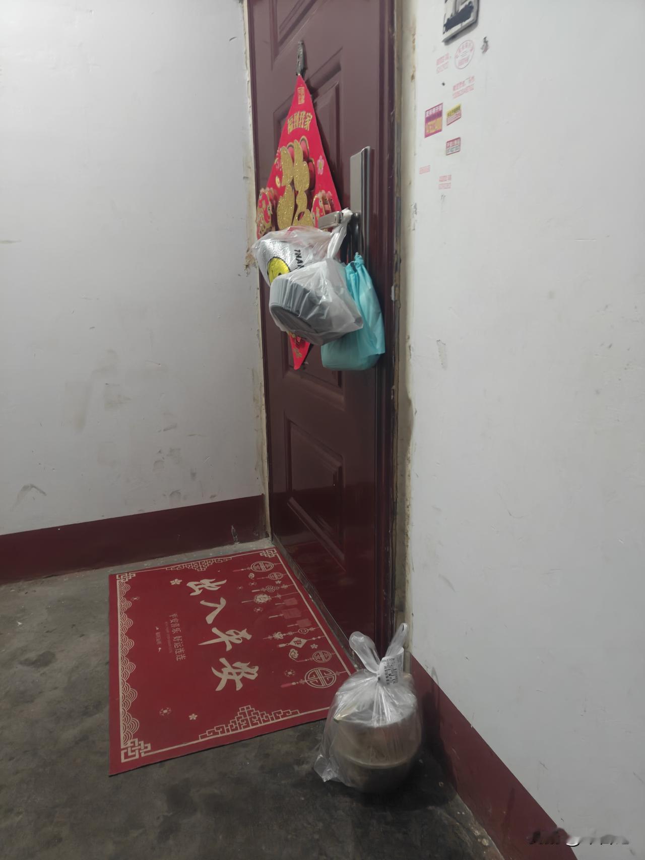 不知道你有什么高兴的，
7:43下单，
7:44出餐，
7:48送到。
你夸我一