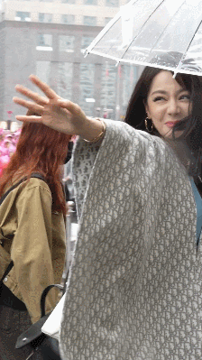 迪丽热巴离场一直在飞吻迪丽热巴直到车开走还在飞吻，这是什么神仙女孩，把仪式感拉满