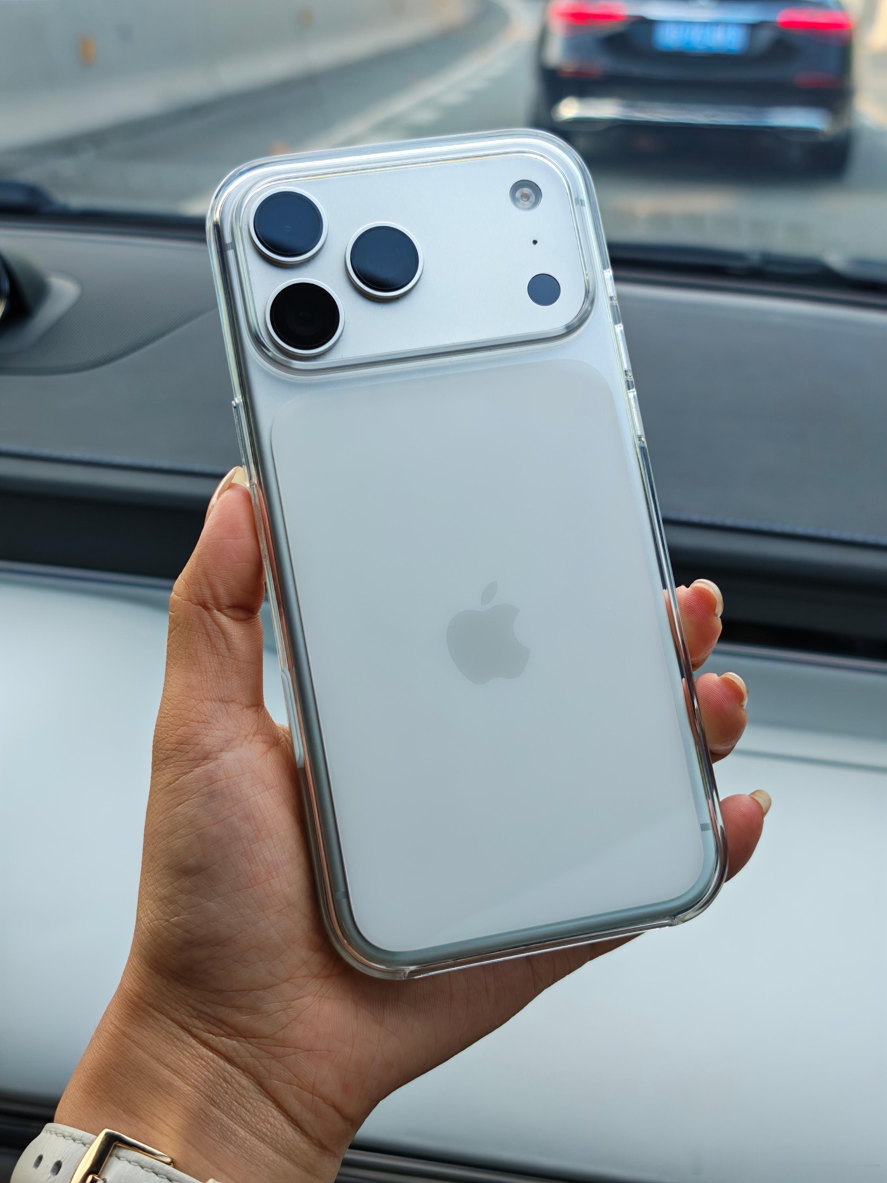 iPhone的续航还是痛点吗虽然电池容量一直没上去，但是这两年果子对系统能效不断