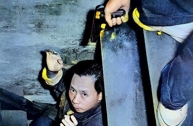 1957年，特务龚炎被抓获现场。龚炎相当狡猾，男扮女装，秘密潜藏在上海。他怕自己