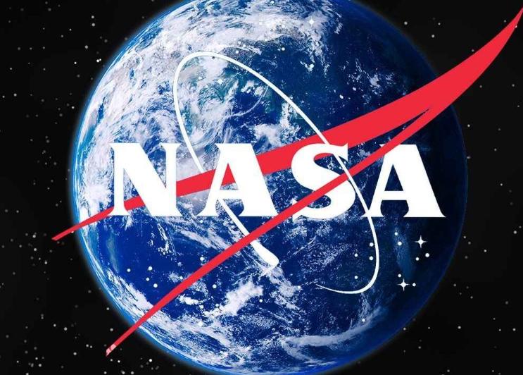 我们从阿波罗 11 号到阿尔忒弥斯 2 号的太空任务里，见过太多次光滑圆润的蓝色