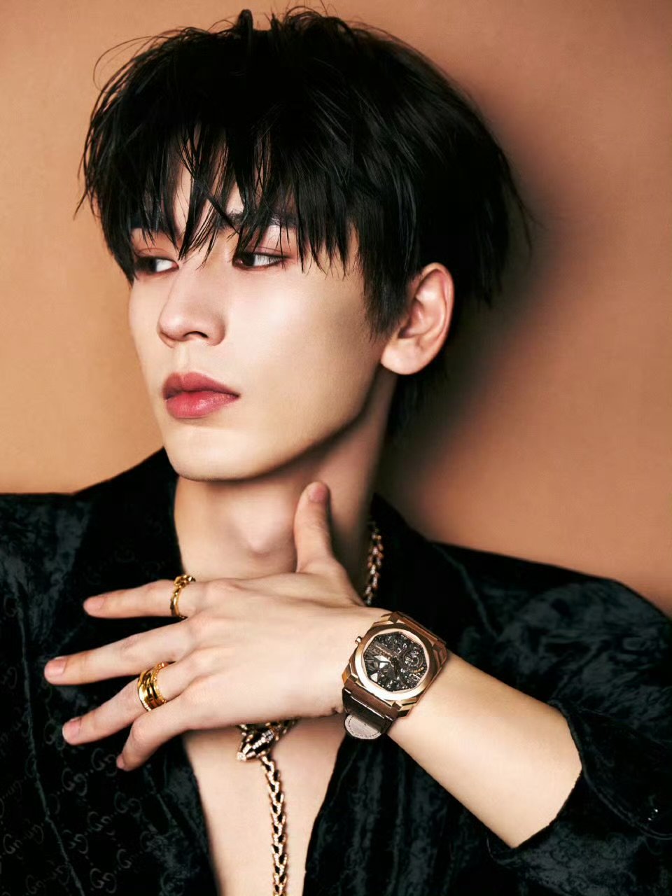 张凌赫湿发烟熏深v 张凌赫湿发黑色深v张凌赫微博之夜出图，湿发黑色深v好帅 