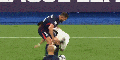 亚冠争议：格劳德尔鞋钉踹伤李圣龙，主裁+VAR零介入引众怒
 
在2025-26