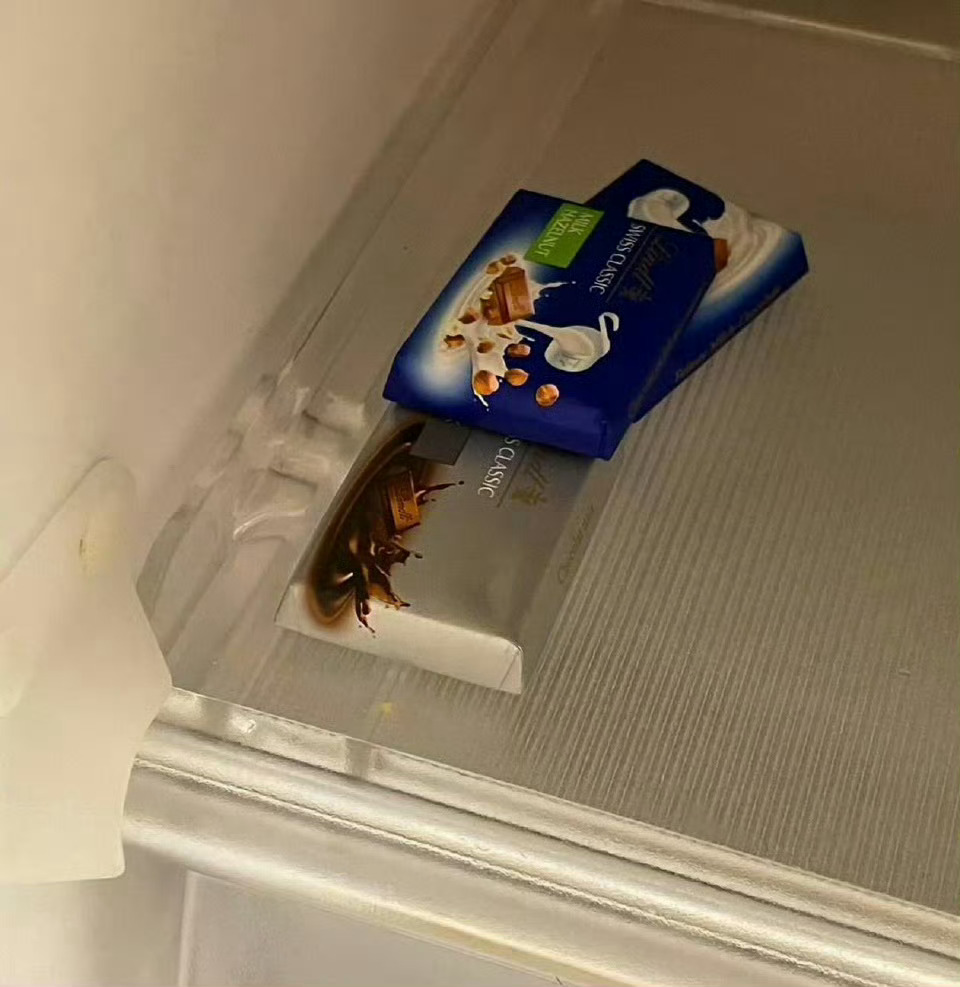 巧克力吓人事件哈哈，第一眼确实是吓一大跳，还好仔细看后不是小强，自己吓自己… 