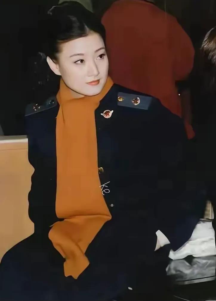 这气质，真不是靠穿搭硬凹出来的。
深色制服配亮橘色围巾，在人群里白得发光。
随意