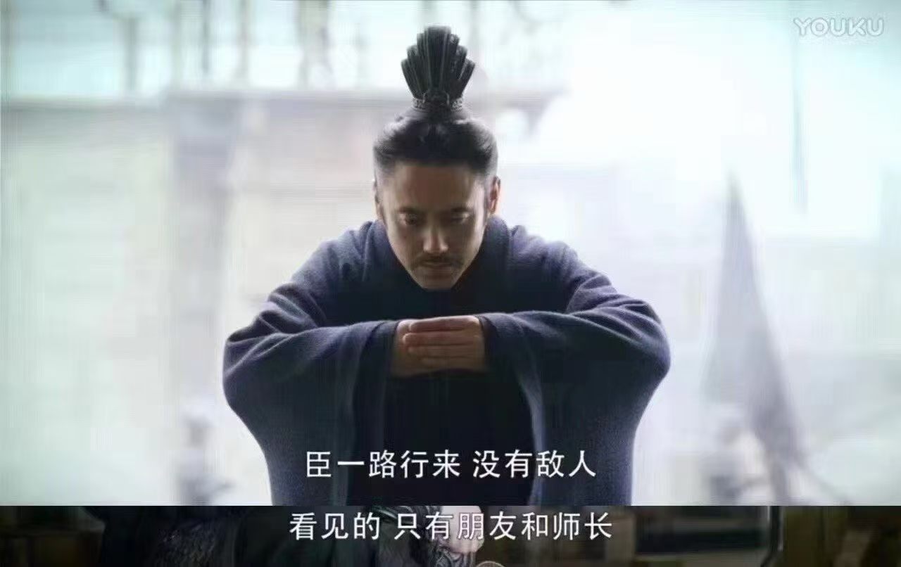 以前觉得老师是知识的搬运工，现在看他们更像是混乱信息里的“人肉过滤器”。在AI能