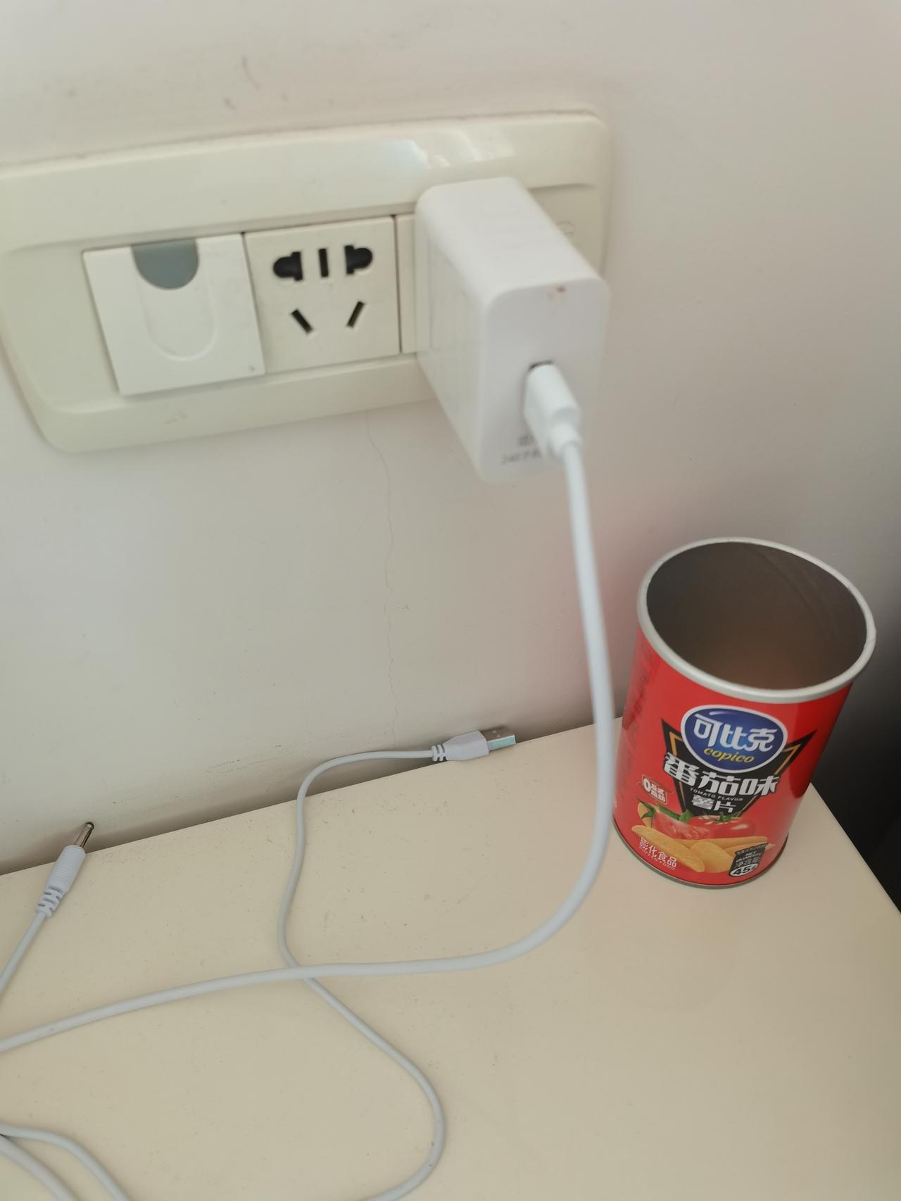 充电器充完电我总忘记拔，你们拔吗？

刚刷到热搜：充电器长期放在插线板上不拔，不