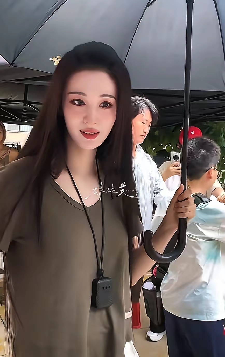 现在全网最懵的人估计就是王楚然了她自己可能都没想到，就因为她平时经常带的那个🚬