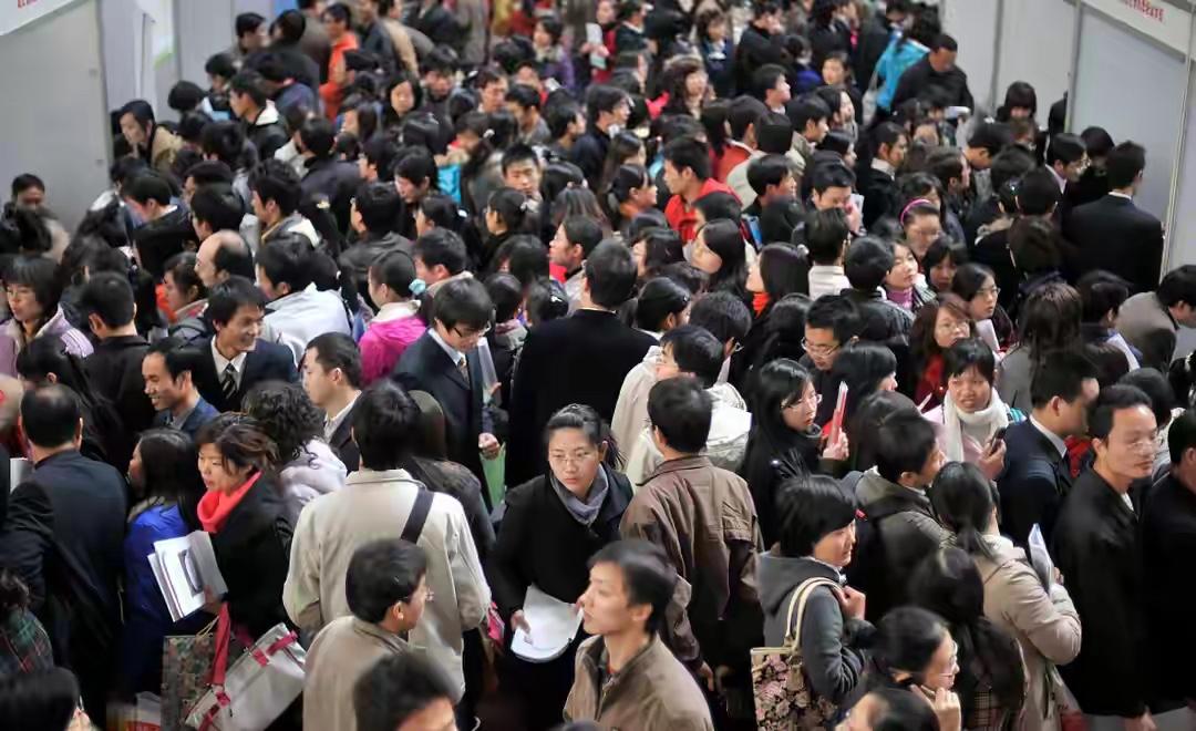 普通岗位招聘都要求研究生学历
        我表弟在一家知名建筑公司工作，如今