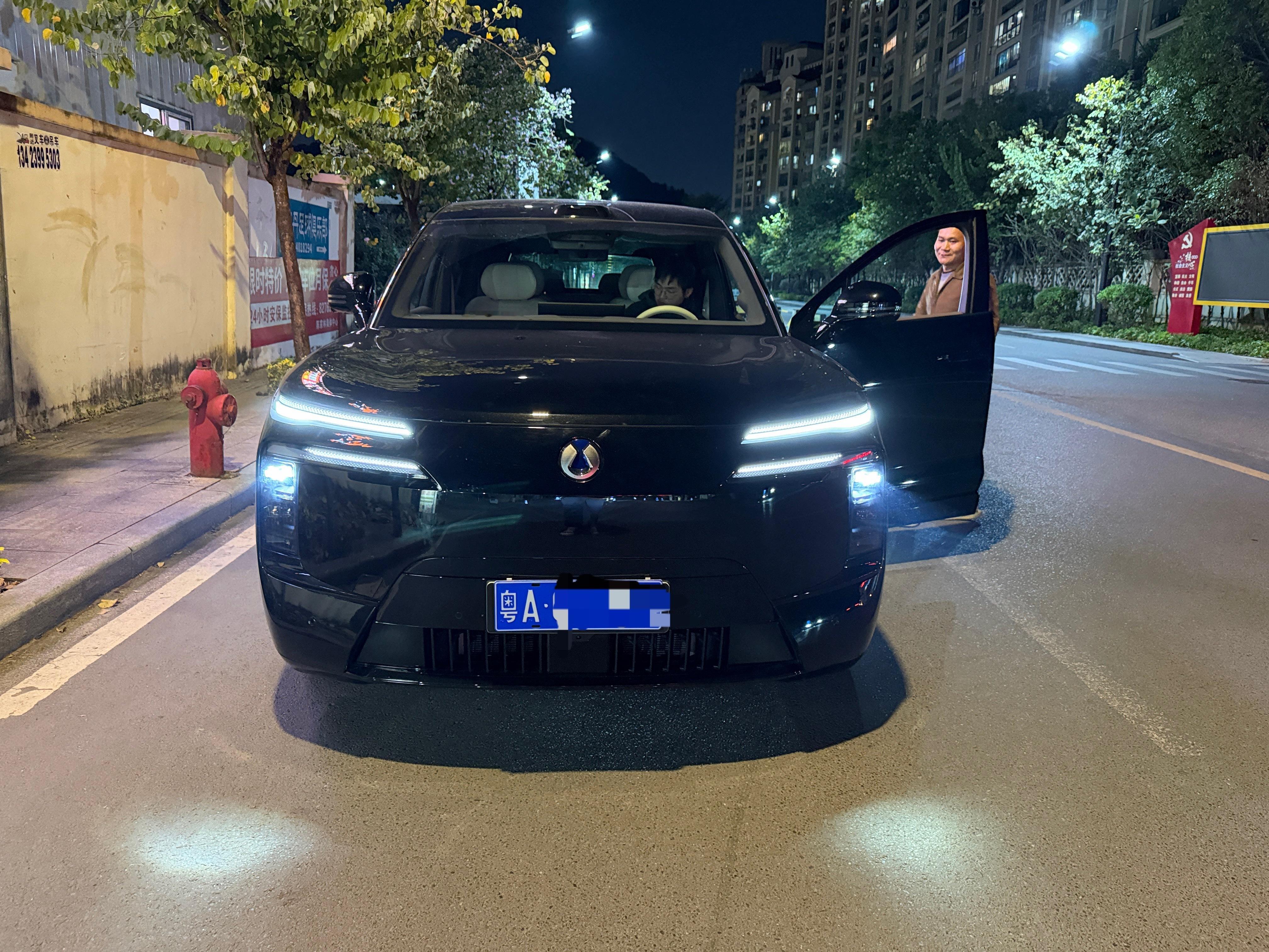 蓝牌腾势第一次见还挺搭配的喔！汽场全开