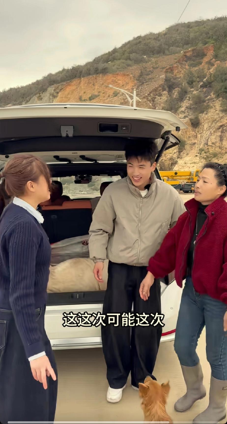 谢浩楠的妈妈带着大妹和牛奶霸霸又一次来到了牛奶霸霸老家福建莆田，他们今天是来抓年