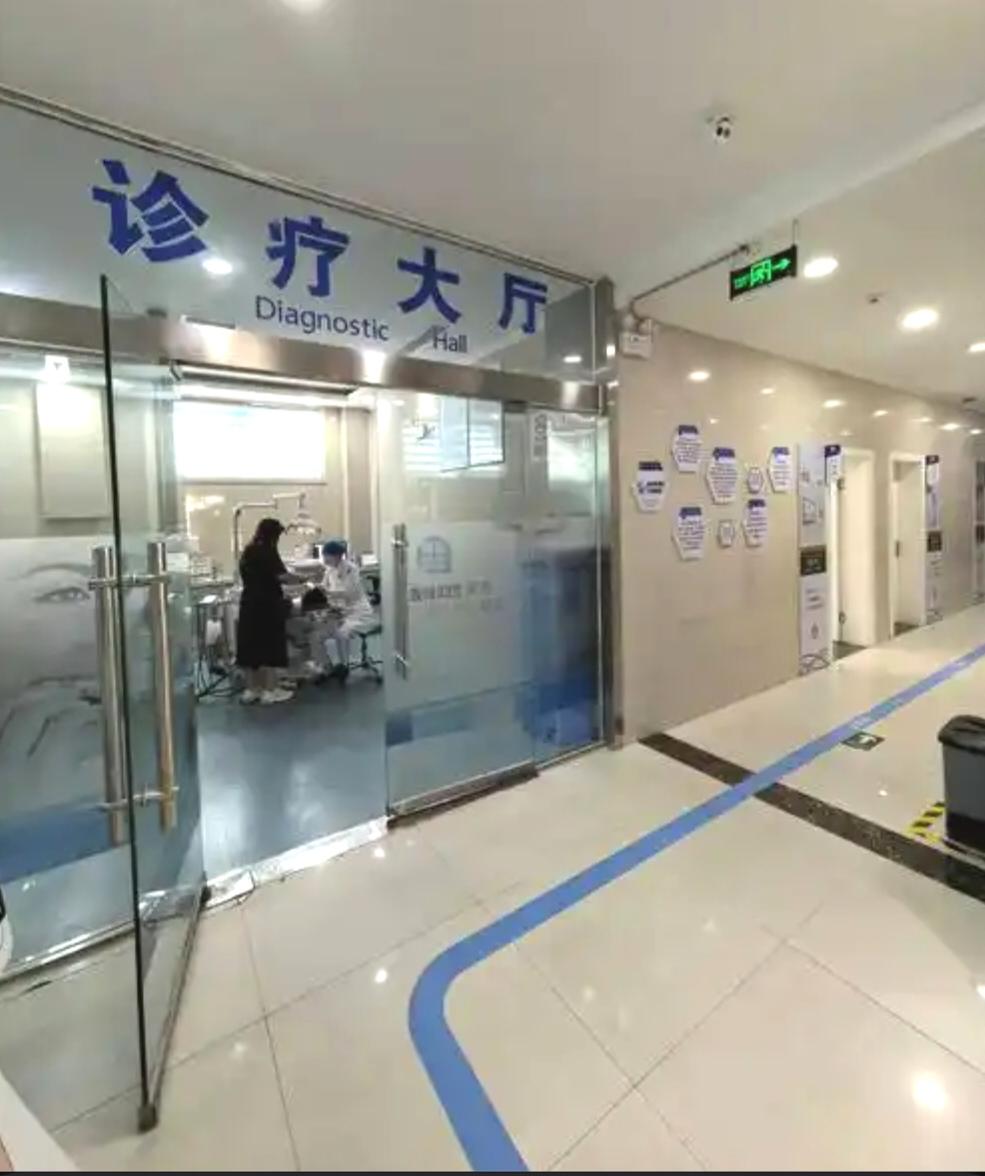 胃溃疡必须注意哪些事项？
胃溃疡可得多注意。饮食上，要清淡易消化，定时定量，吃饭