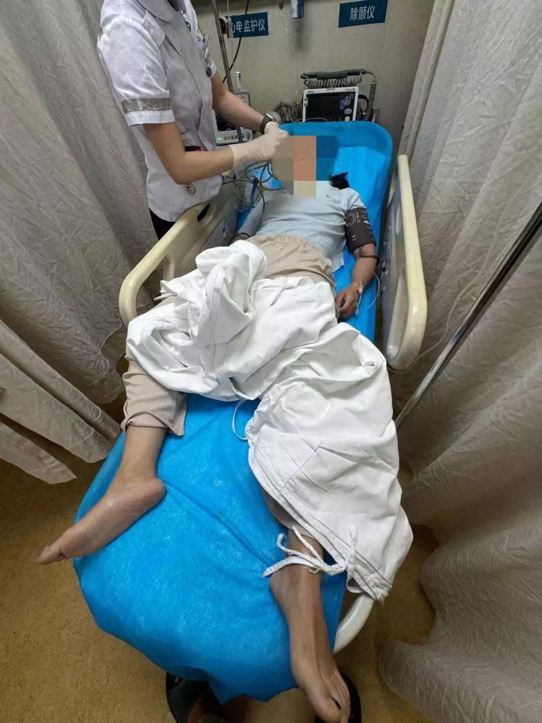 广西柳州，女子扔垃圾时踩到隐蔽红火蚁窝，脚部被叮咬起初仅轻微刺痛。几分钟后全身瘙