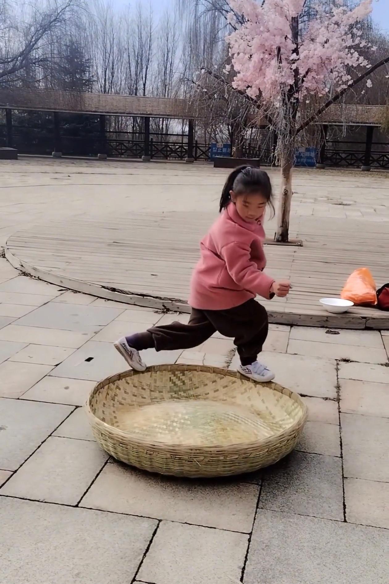 贵州一个10岁女孩会走笸箩，那种软底薄边的竹笸箩，她站上去走来走去还能转圈，笸箩