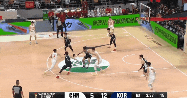 中国男篮内线优势明显，胡金秋篮下轻松打进，技术很扎实



中国男篮内线是个优势