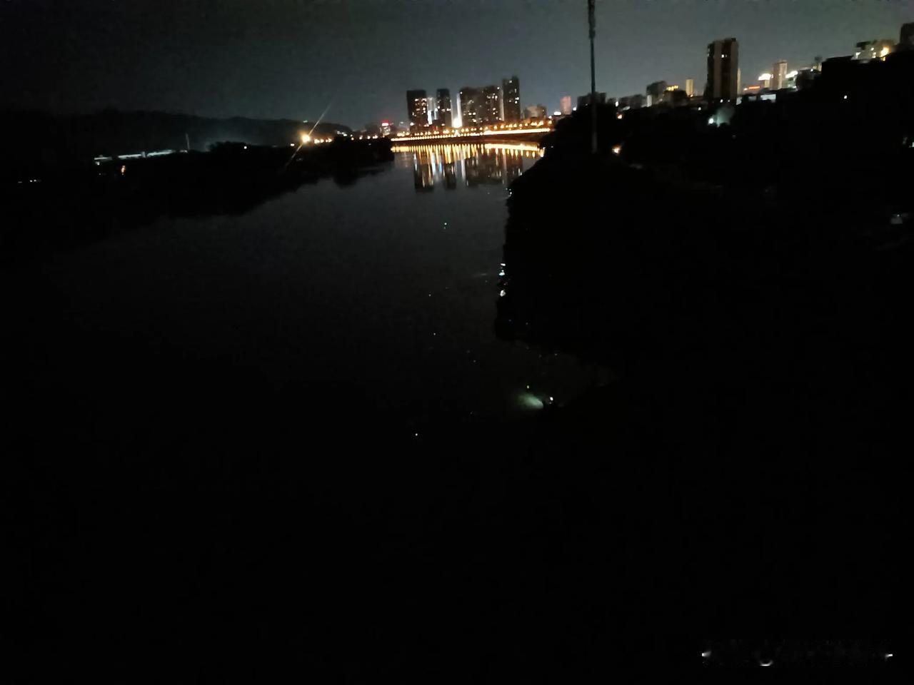 #夏季日常随手拍#
夜钓。
