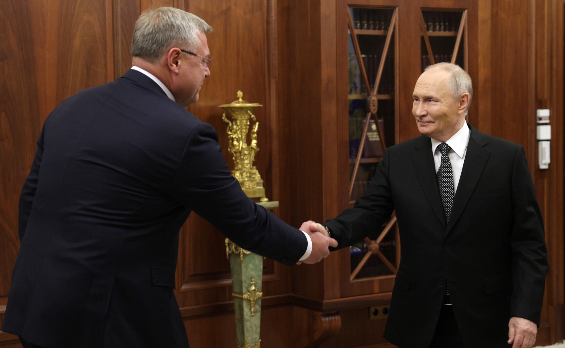 与阿斯特拉罕州州长、国务委员会特别军事行动参战老兵及其家属保障委员会主席伊戈尔·