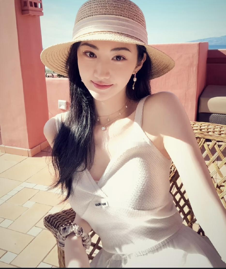孙某应该后悔了，就不该听百度的答案，我看了景甜之前的旅游度假照片，她和蓝天白云一