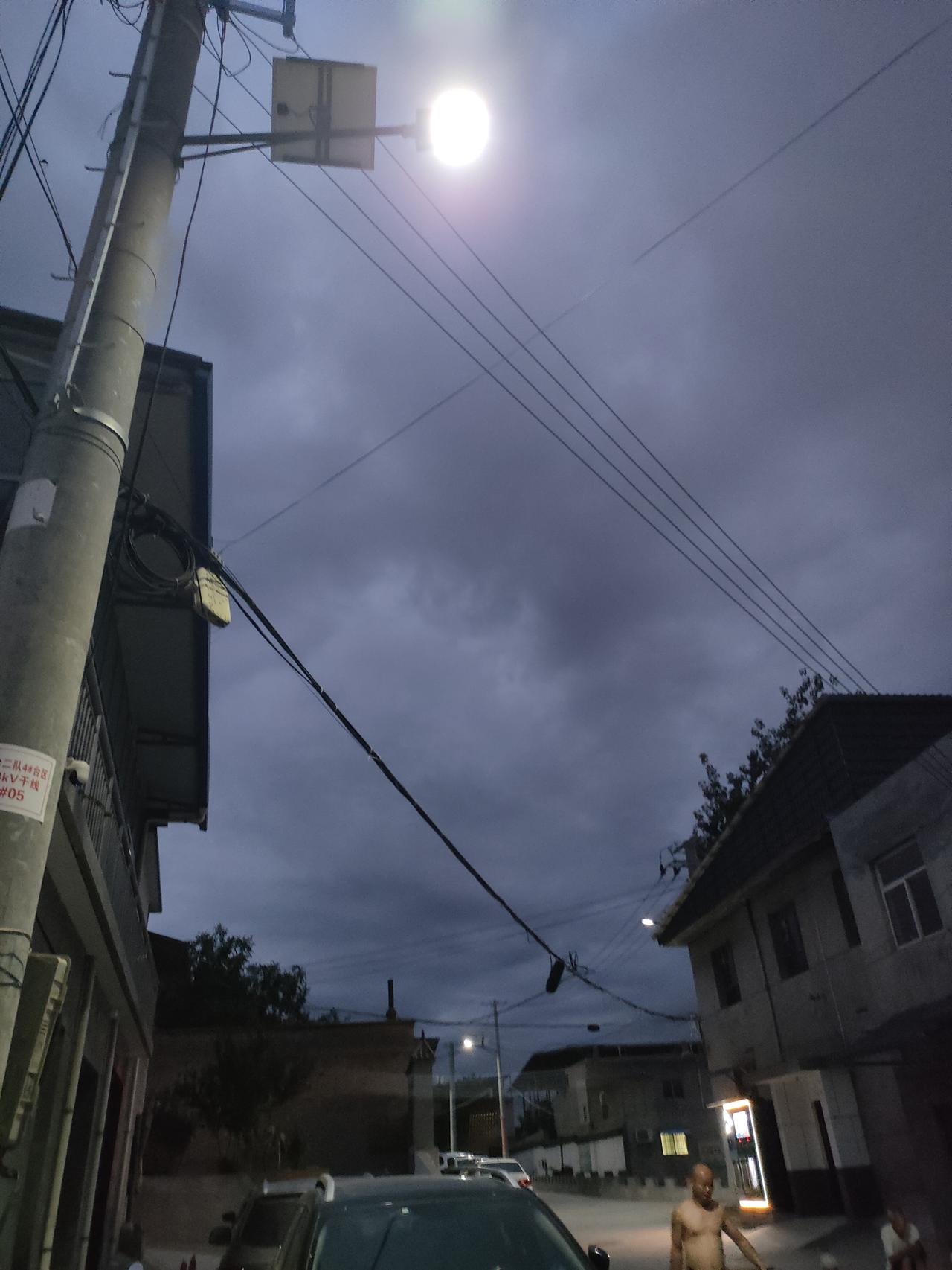 夏日生活打卡季天色慢慢沉下来，乌云铺满天空，沿路路灯次第亮起，安静的乡间街道，藏