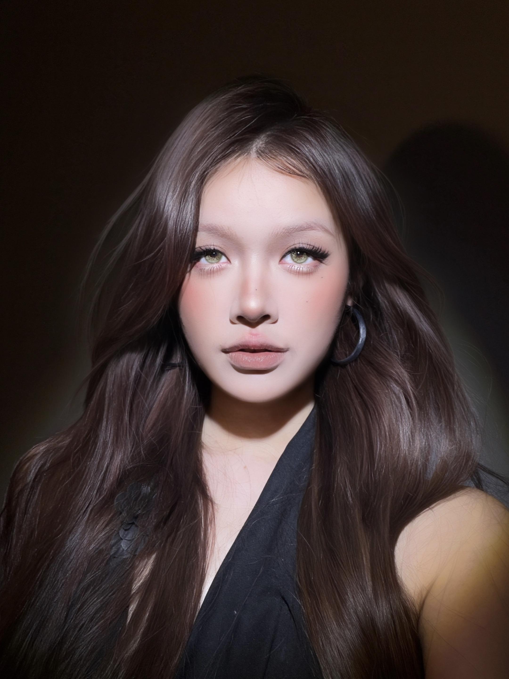 两盏灯，竟然给我拍出ai感了。（不是ai生成！是打光拍出来的）