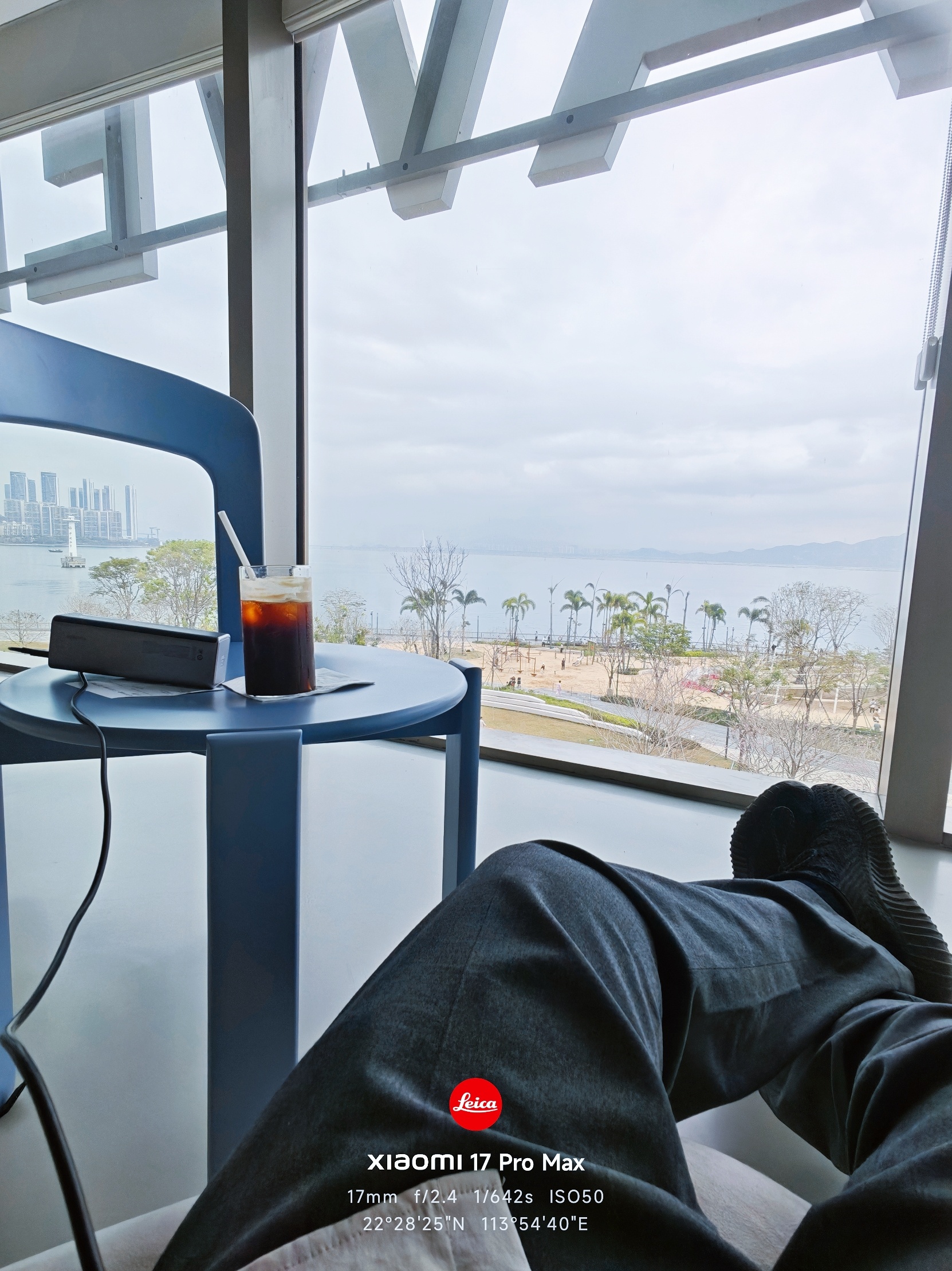 下午在蛇口K11躺平看海了，太阳躲起来了。远处的半岛5期不知道啥时候建。 深圳·