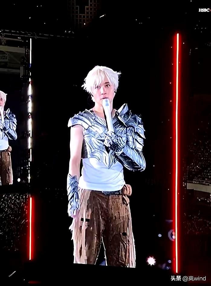 说真的，我一点不意外他会这么做。
他骨子里就是那个有点傻的“实在人”，见不得歌迷